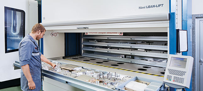 In the production area special equipment for various machine clusters are safeguarded and neatly stored in a Hänel Lean-Lift®